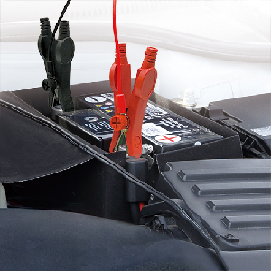オートバイ・小型乗用車用［こまめ］バッテリー充電器_メイン5