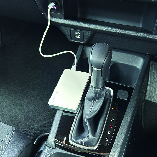 準固体モバイルバッテリー10000mAh DC12V付 WH_メイン3